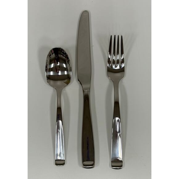 Oneida Heirloom Forte Dinnerware. KT109 - Picture 1 of 3